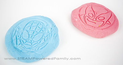Easy to make, fun to play wit,h and a sweet treat, Edible Marshmallow Play Dough is a hit! And it uses simple ingredients in your kitchen right now. 